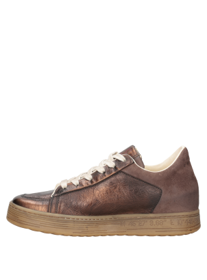 Zapatilla urbana de cuero en tono bronce, con textura de grano natural y diseño elegante.