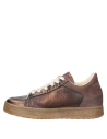 Zapatilla urbana de cuero en tono bronce, con textura de grano natural y diseño elegante.