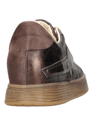 Zapatilla de mujer en cuero café con efecto metalizado, ideal para un estilo urbano.