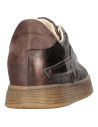 Zapatilla de mujer en cuero café con efecto metalizado, ideal para un estilo urbano.