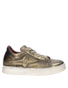 Zapatilla urbana dorada para mujer, con acabados sofisticados y costuras visibles que destacan su diseño.