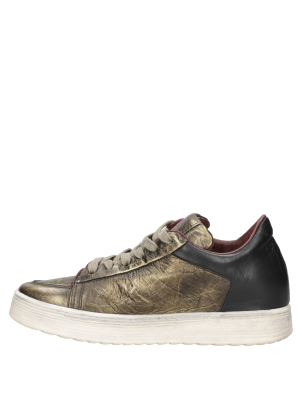 Zapatilla de cuero italiano dorado para mujer, con suela blanca y efecto de suciedad artística.