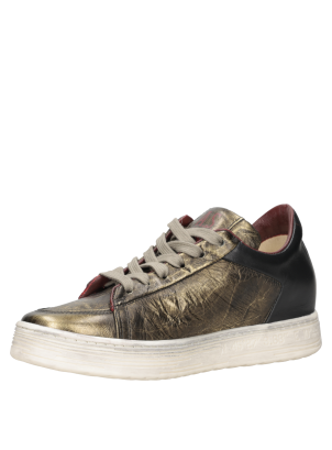 Zapatilla de mujer en cuero dorado envejecido, ideal para un estilo contemporáneo.