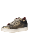 Zapatilla de mujer en cuero dorado envejecido, ideal para un estilo contemporáneo.