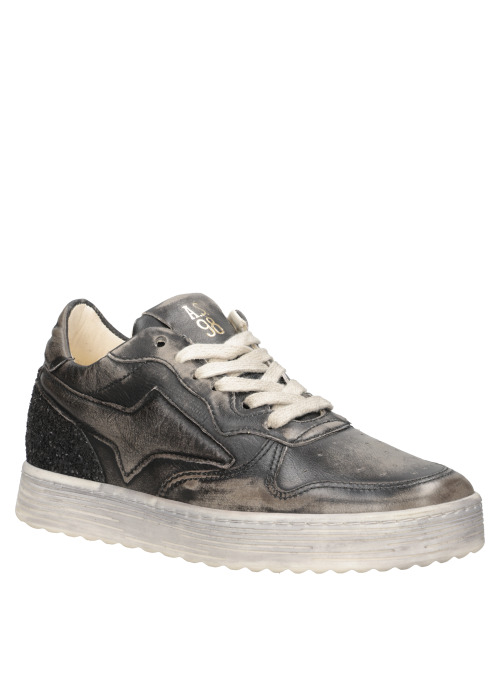 Botín de cuero gris carbón ideal para salidas nocturnas o looks diarios.