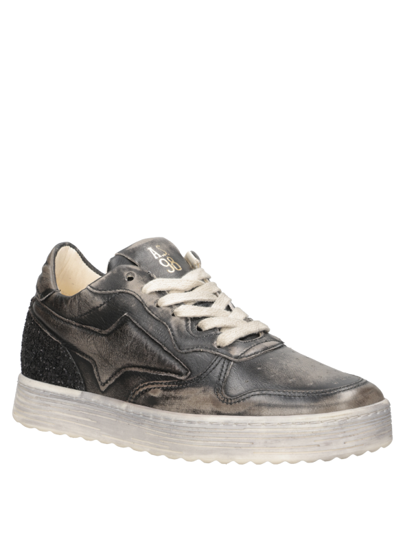 Botín de cuero gris carbón ideal para salidas nocturnas o looks diarios.