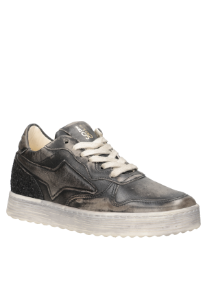 Botín de cuero gris carbón ideal para salidas nocturnas o looks diarios.