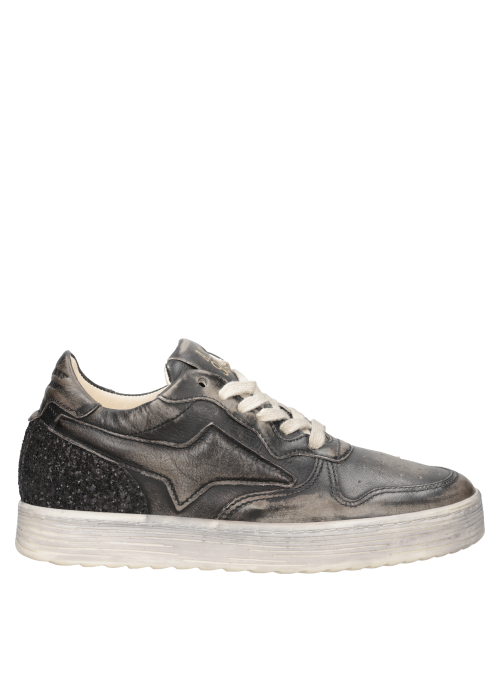 Botín de cuero gris carbón ideal para salidas nocturnas o looks diarios.