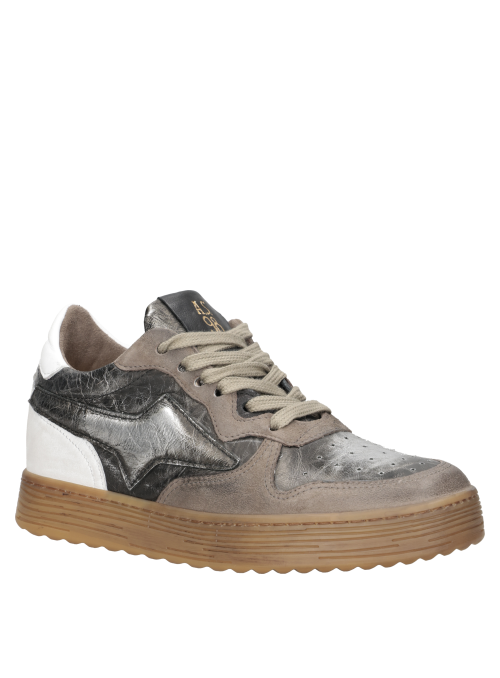 Zapatilla con textura única y contraste limpio, ideal para un estilo audaz y contemporáneo.