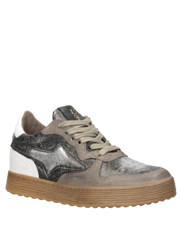 Zapatilla con textura única y contraste limpio, ideal para un estilo audaz y contemporáneo.