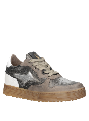 Zapatilla con textura única y contraste limpio, ideal para un estilo audaz y contemporáneo.