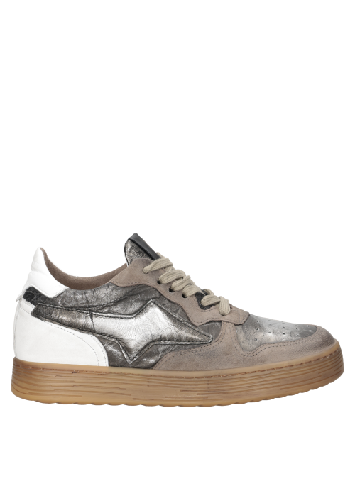Zapatilla con textura única y contraste limpio, ideal para un estilo audaz y contemporáneo.