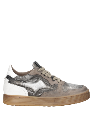 Zapatilla gris de mujer con detalles en blanco, diseñada para destacar en cualquier outfit urbano.