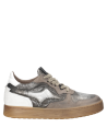 Zapatilla gris de mujer con detalles en blanco, diseñada para destacar en cualquier outfit urbano.