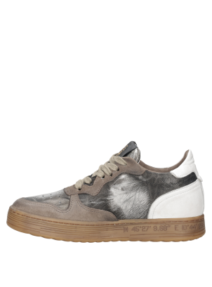 Zapatilla con suela de caucho miel intenso, combinando estilo retro-deportivo con elegancia.