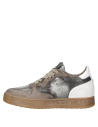 Zapatilla con suela de caucho miel intenso, combinando estilo retro-deportivo con elegancia.