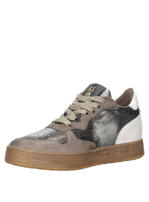 Zapatilla de cuero gris con micro-perforado en la punta, perfecta para actividades urbanas.