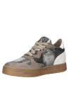 Zapatilla de cuero gris con micro-perforado en la punta, perfecta para actividades urbanas.