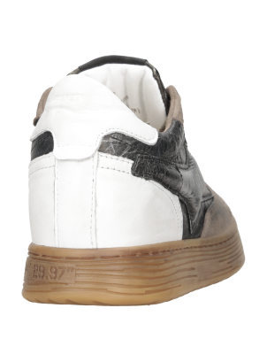 Zapatilla urbana de mujer en nubuck gris con paneles blancos y estrella plateada, ideal para un look moderno.