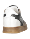 Zapatilla urbana de mujer en nubuck gris con paneles blancos y estrella plateada, ideal para un look moderno.