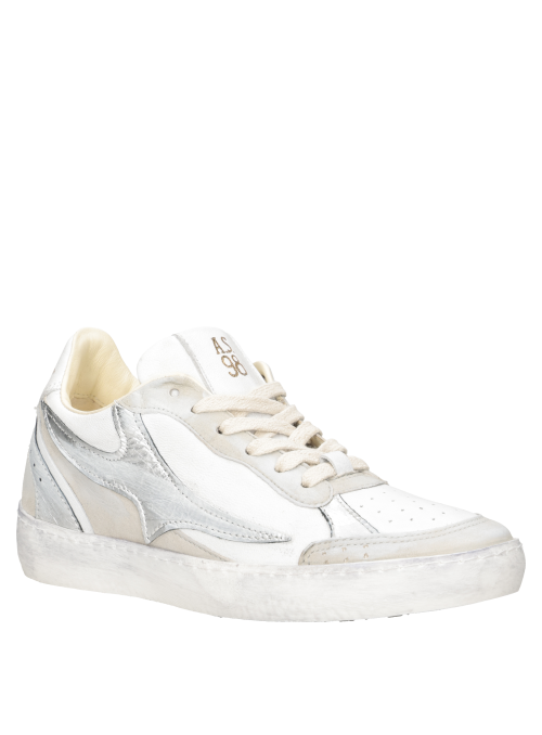 Zapatilla urbana blanca con cordones de algodón grueso, perfecta para un estilo contemporáneo.
