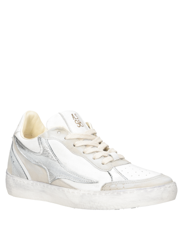 Zapatilla urbana blanca con cordones de algodón grueso, perfecta para un estilo contemporáneo.