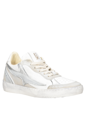 Zapatilla urbana blanca con cordones de algodón grueso, perfecta para un estilo contemporáneo.