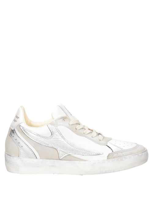 Zapatilla urbana blanca con cordones de algodón grueso, perfecta para un estilo contemporáneo.
