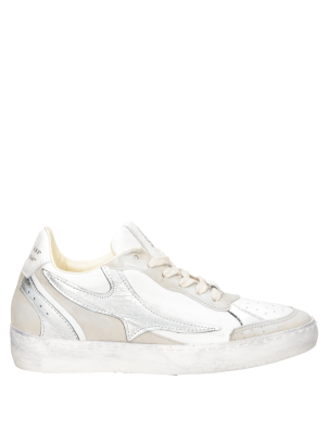 Zapatilla de cuero blanco con suela de perfil bajo ideal para un look minimalista.