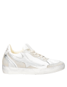 Zapatilla de cuero blanco con suela de perfil bajo ideal para un look minimalista.