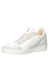 Zapatilla de mujer en blanco con estrella lateral de cuero plateado desgastado.