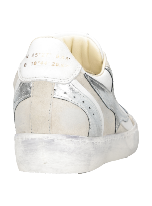 Zapatilla urbana blanca de cuero para mujer con elegante inserción de gamuza gris perla.