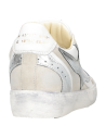 Zapatilla urbana blanca de cuero para mujer con elegante inserción de gamuza gris perla.