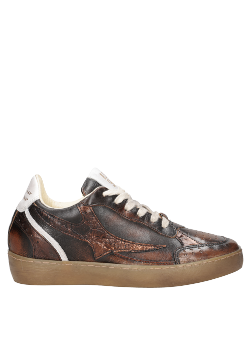 Zapatilla de cuero para mujer, perfecta para marcar presencia en cualquier ocasión casual.