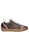 Zapatilla femenina en cuero brillante, con bordes contrastantes que realzan su estilo vanguardista.