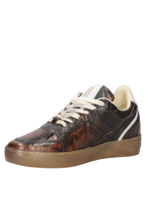 Zapatilla de mujer con diseño audaz, ideal para looks urbanos y combinaciones con chaquetas de cuero.
