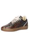 Zapatilla de mujer con diseño audaz, ideal para looks urbanos y combinaciones con chaquetas de cuero.