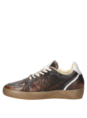 Zapatilla urbana de cuero morado con suela de goma ámbar oscuro y taco de 3 cm.