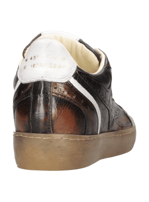 Zapatilla de cuero marrón chocolate para mujer con detalles en blanco crema y estrella metalizada.