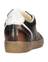 Zapatilla de cuero marrón chocolate para mujer con detalles en blanco crema y estrella metalizada.