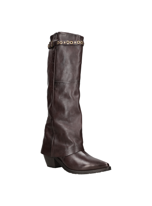 Bota de mujer en color marrón oscuro, variaciones naturales del cuero hacen cada par único.