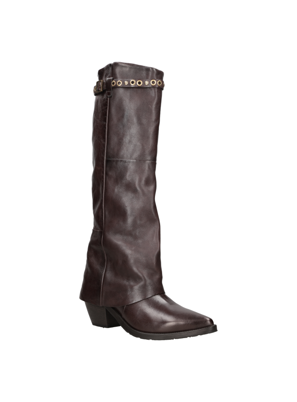 Bota de mujer en color marrón oscuro, variaciones naturales del cuero hacen cada par único.