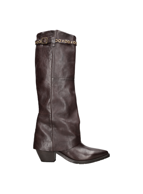 Bota de mujer en color marrón oscuro, variaciones naturales del cuero hacen cada par único.