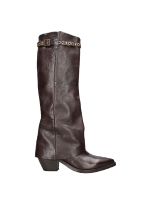 "Bota vaquera de cuero vacuno con diseño ""slouchy"", perfecta para marcar presencia en cualquier ocasión. "