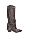 "Bota vaquera de cuero vacuno con diseño ""slouchy"", perfecta para marcar presencia en cualquier ocasión. "