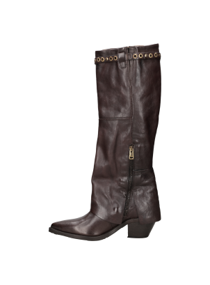 Bota de caña alta con tira de cuero tachonada y detalles metálicos, ideal para un look urbano.