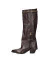 Bota de caña alta con tira de cuero tachonada y detalles metálicos, ideal para un look urbano.