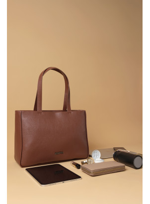 Bolso tote camel para mujer, estilo casual, ideal para trabajo y universidad.