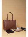 Bolso tote camel para mujer, estilo casual, ideal para trabajo y universidad.