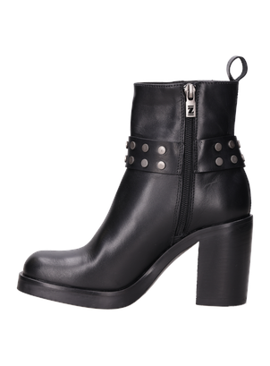 Botín negro con hebilla en plata vieja, ideal para looks rockeros.